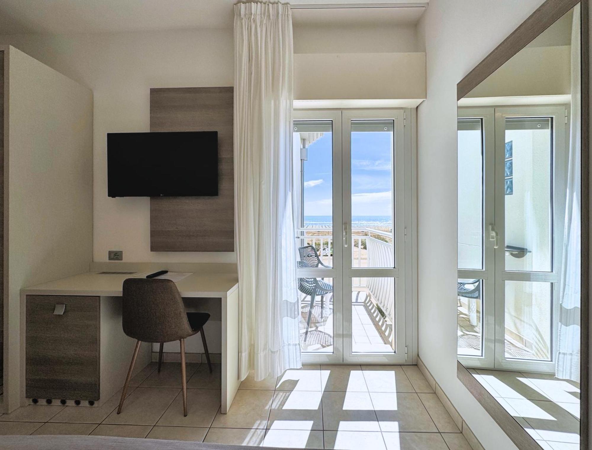 Hotel Lux Каорле Экстерьер фото